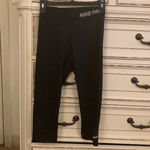 Nike pro cropped leggings (Dry fit)